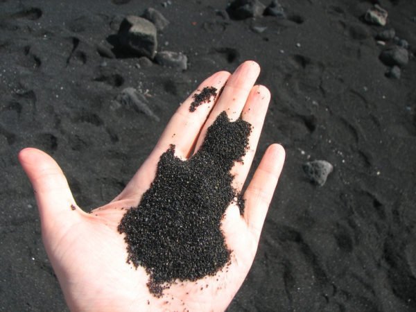 Чёрный песок