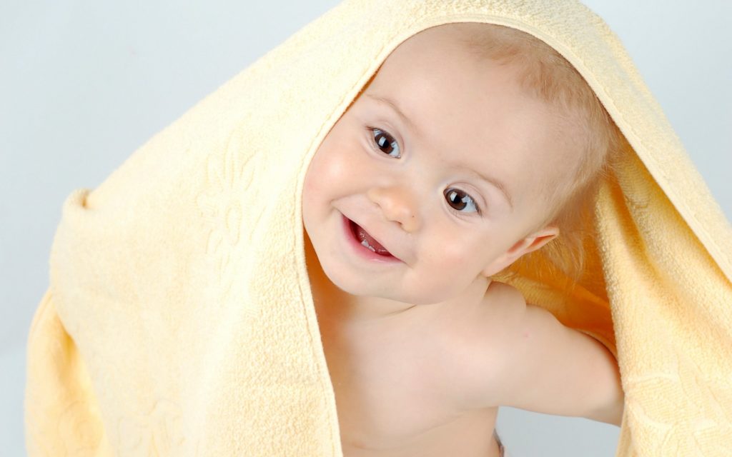 Ребёнок в полотенце