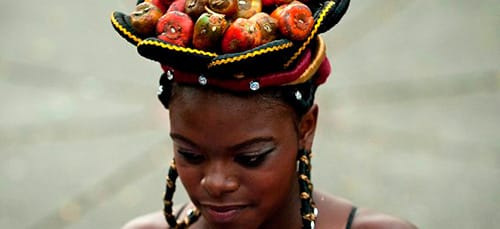 негритянка несет фрукты