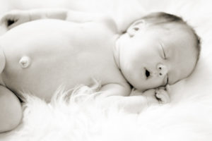 Во сне новорожденный открывает глаза