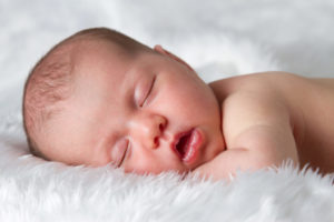 Во сне новорожденный открывает глаза