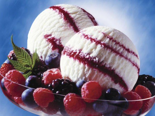 Шарики мороженого среди ягод