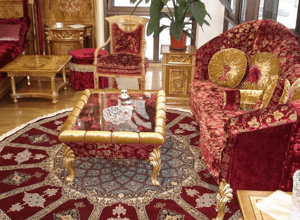Интерьер комнаты с мебелью и ковром в восточном стиле