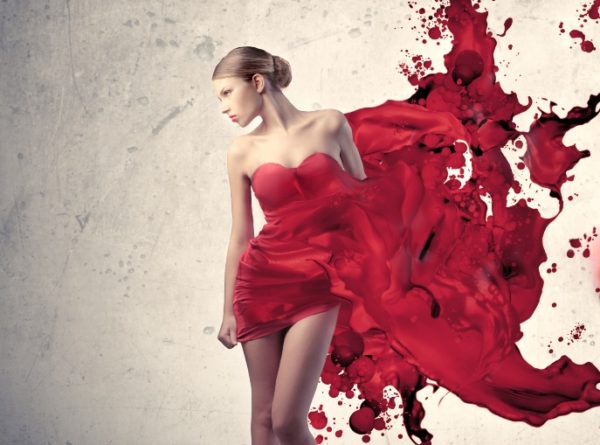 Девушка в фантазийном платье из красных брызг