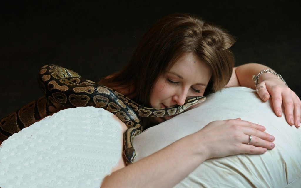 Женщина в постели со змеёй