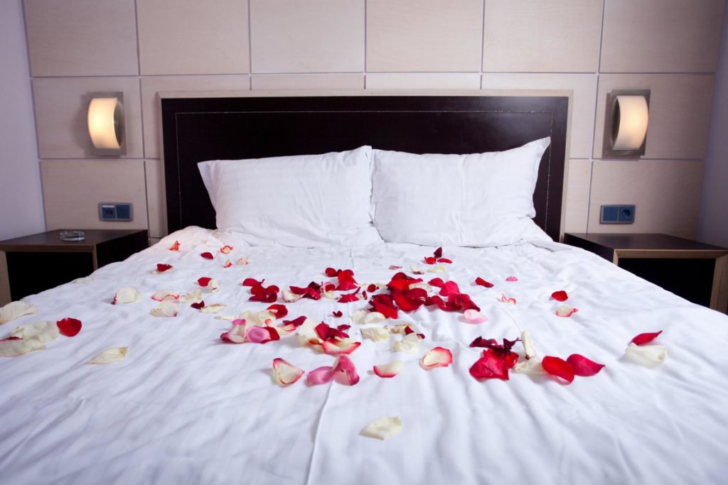 Кровать с лепестками роз