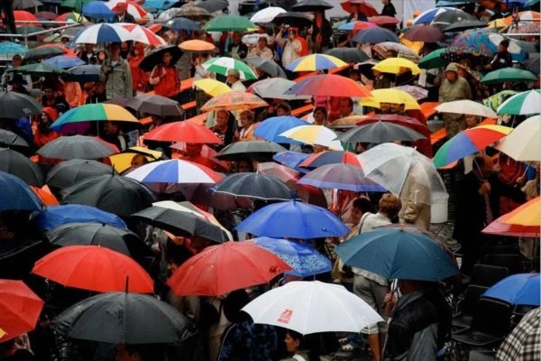 Люди под зонтами