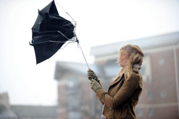 Девушка с поломанным зонтом