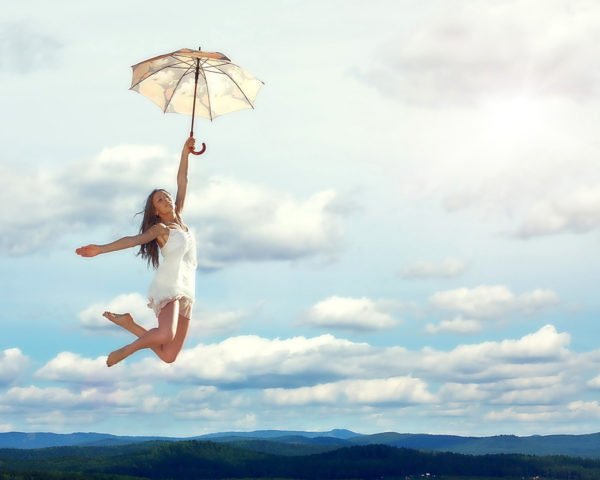 Девушка с зонтом летит