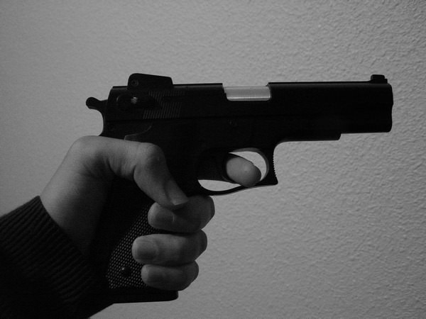 К чему снится пистолет и стоит ли бояться ранений в реальной жизни?