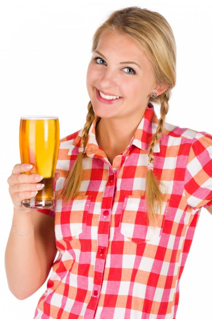 Женщина пьёт пиво