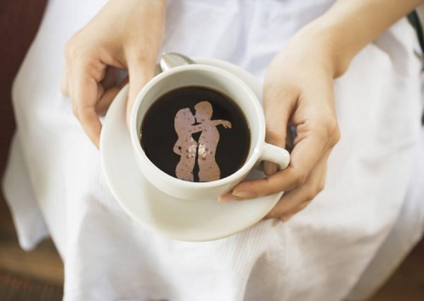 Мужской и женский силуэты в чашке кофе