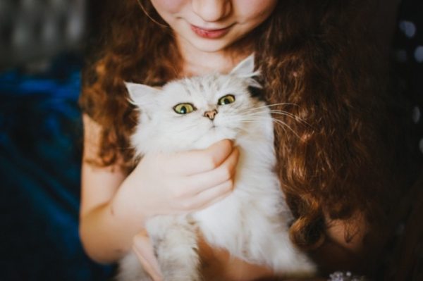 Девушка с белой кошкой