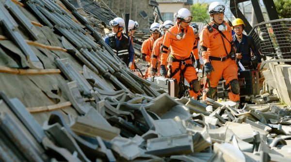 Спасатели эвакуируют людей после землетрясения