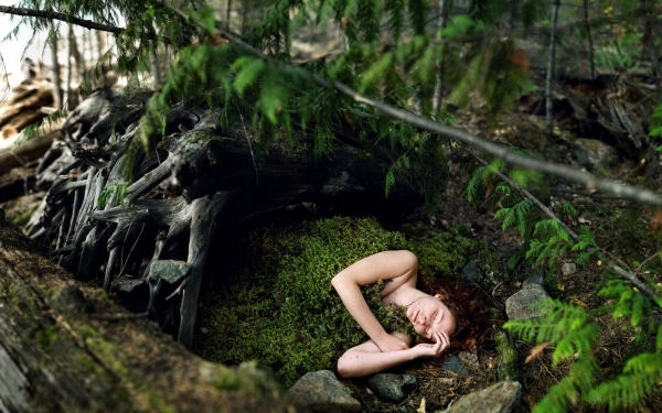 девушка лежит в лесу фото