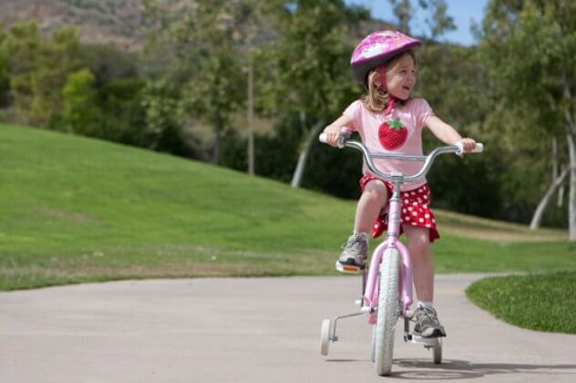 Ребёнок на велосипеде