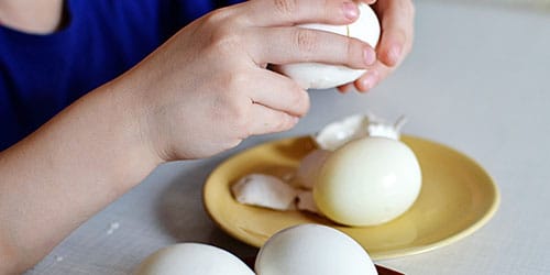 чистить вареные яйца