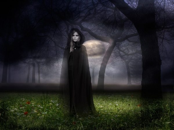 Девушка-призрак на фоне ночного леса